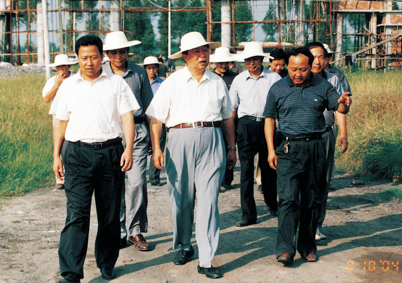 2004年8月10日，省政協(xié)主席王生鐵在市委書(shū)記劉雪榮的陪同下視察聚丙烯工程建設(shè)
