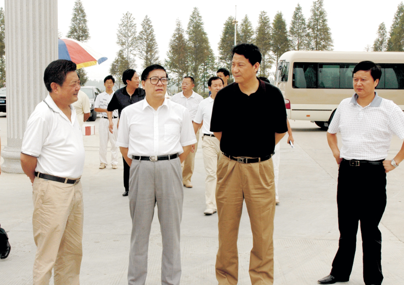  2006年9月1日，湖北省委常委、統(tǒng)戰(zhàn)部部長蘇曉云蒞臨我公司考察，張嗣義書記陪同