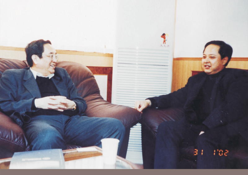 2002年1月31日，中央政治局委員、湖北省委書(shū)記俞正聲在省委辦公室親切接見(jiàn)舒心先生 