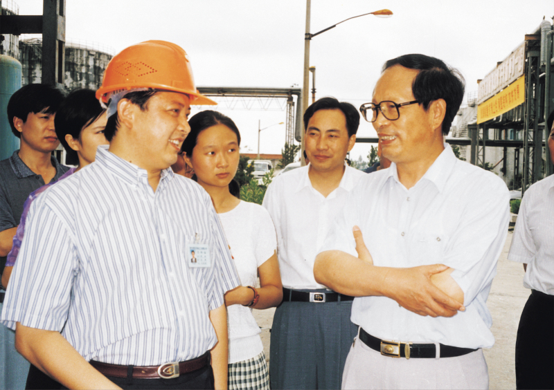 1998年8月1日，湖北省委書(shū)記賈志杰在舒心先生的陪同下，對(duì)我公司進(jìn)行了視察